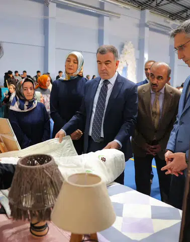 Bayburt Valisi Eldivan, öğrenci sergisini ziyaret etti ve eserleri övgüyle değerlendirdi