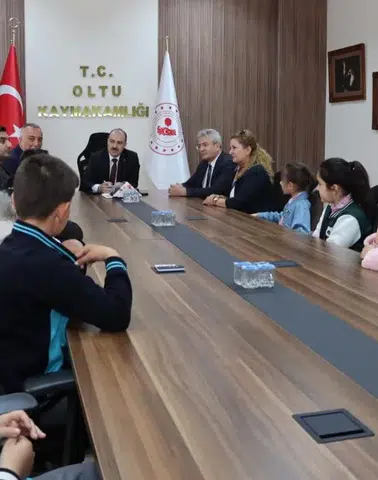 Oltu’da Öğrencilerden Kaymakam Mustafa Çelik’e Anlamlı Ziyaret