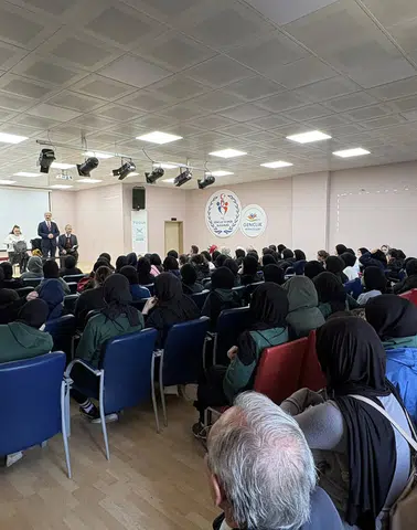 Araklı Gençlik Merkezi’nde Edebiyat Söyleşisi Düzenlendi