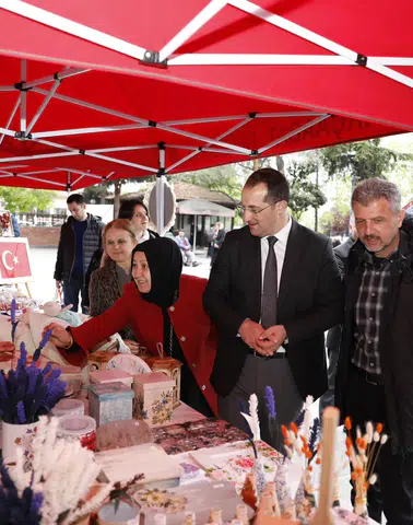 Başkan Ekim, Özel Eğitim Okulu'nda Sergiye Katılarak Öğrencilere Destek Verdi