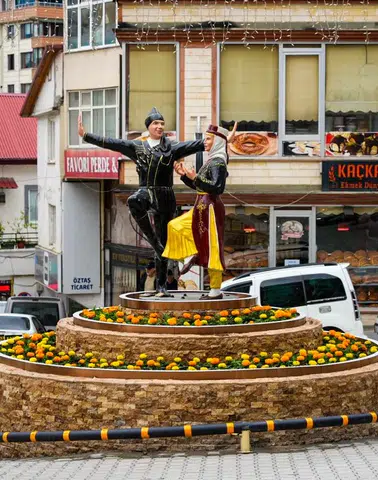 Artvin Belediyesi Halitpaşa Meydanı’ndaki Halk Oyunları Heykelini Yeniledi