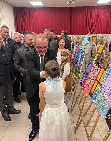 Hopa'da Öğrencilerin Resimlerin Dili Sergisi İlgiyle Açıldı!