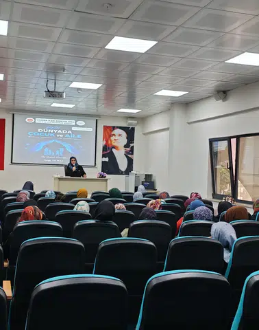 Yomra’da Dijital Dünyada Çocuk ve Aile Konferansı Düzenlendi