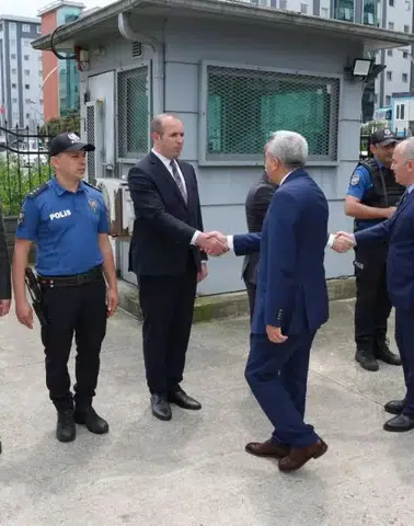Rize Merkez Cumhuriyet Şehit Nedim Çalık Polis Merkezi Amirliği’ne Bayram Ziyareti