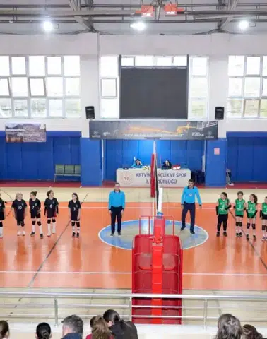 Artvin'de 23 Nisan’da TBMM Kupası Voleybol Turnuvası Çocuklarla Coşkuyla Başladı!