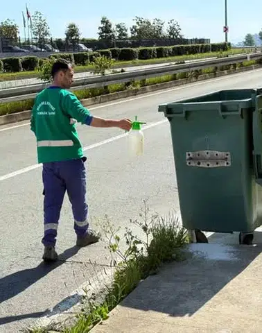Rize’de Çöp Konteynerleri Buharlı ve Dezenfektanlı Sistemle Temizleniyor
