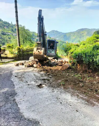 Güneysu Belediyesi Mahallelerde Yol ve Taş Duvar Çalışmalarını Sürdürüyor