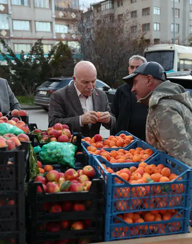 Sekmen, Migros Kavşağı'ndaki buluşmada esnafla dayanışma ve hanelere bereket mesajı verdi.