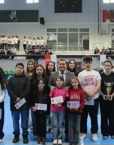 Ardeşen'de 19 Mayıs Kutlamaları: Gençler Salonları Şenlik Ateşiyle Doldurdu