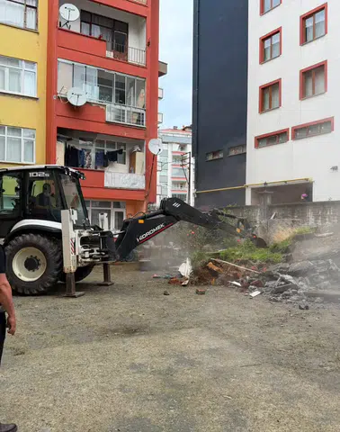Arhavi’de Ruhsatsız ve Kaçak Yapılara Geçit Yok: Yıkım Çalışmaları Başladı