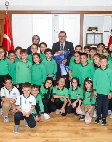 Başkan Genç Minik Misafirlerini Ağırladı: Çocuklardan Raylı Sistem ve Çevre Talepleri