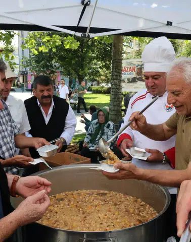 Arhavi Belediyesi'nden Aşure Günü'nde Vatandaşlara Aşure İkramı