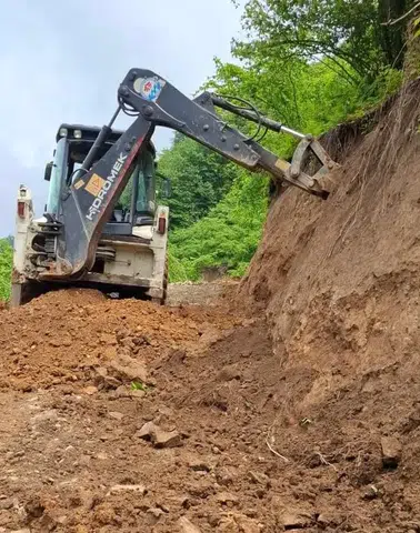 Yomra’da Yol Bakım ve Heyelan Sonrası Çalışmalar Sürüyor