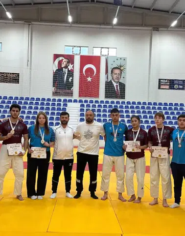 Kuraş Türkiye Şampiyonası'nda Trabzonlu Sporculardan 12 Madalya