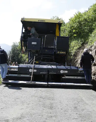 Akçaabat Belediyesi Ağaçlı Mahallesi’nde Beton Yol Çalışmalarını Sürdürüyor