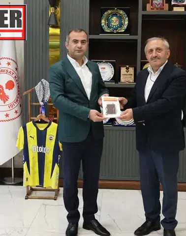 Sinan Yağmur’un Yol Hikâyeleri Kitabı Şavşat Kaymakamı Bayram Köse’ye Takdim Edildi