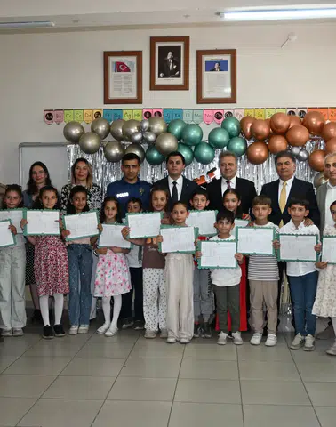 Tortum'da Karne Sevinci: Protokol Öğrencilerin Heyecanına Ortak Oldu