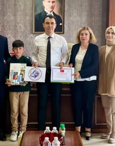 Arda Çağan Morgül, logo tasarımında Türkiye ikincisi oldu, Kaymakam'dan tebrik aldı