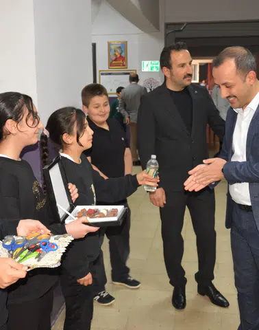 İspir Kaymakamı Poçanoğlu, YİBO’nun Yıl Sonu Sergisinde Öğrencilerin Eserlerini İnceledi