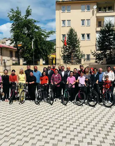 Ardanuç’ta En Çok Kitap Okuyan Öğrenciler Bisikletle Ödüllendirildi