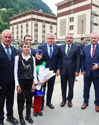 Bakan Osman Aşkın Bak, İkizdere'deki Yeni Futbol Sahasını İnceledi