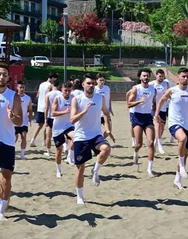 Deniz, Kum ve Antrenman Bir Arada! KCT 1461 Trabzon FK'da Yalıncak Plajı'nda Farklı Mesai