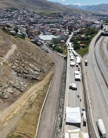 Kapalı Halk Pazarı Otoparkı Hizmete Açıldı, Bayburt'ta Ulaşım Rahatladı