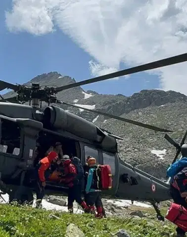 Verçenik Dağı'nda Nefes Kesen Kurtarma! Yaralı Dağcı 4 Saatte Helikoptere Ulaştırıldı