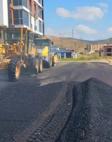 Bayburt Belediyesi Pazar Mesaisinde Sahada: Asfalt ve İlaçlama Çalışmaları Aralıksız Sürüyor