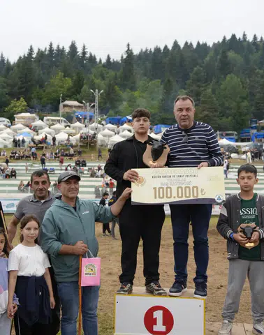 Yıldızlar Kategorisinde Şampiyonlar Belli Oldu! Artvin'de Boğa Güreşleri Festivali'nde Nefes Kesen Finaller