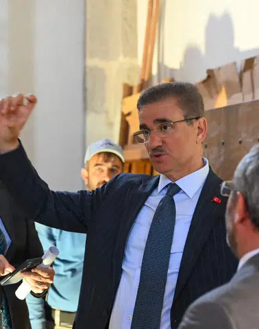 Erzurum Valisi Aydın Baruş, Restorasyonu Tamamlanma Aşamasındaki Fetih Camii'nde İncelemelerde Bulundu