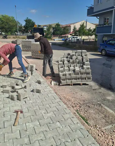Bayburt Belediyesi'nden Kent Genelinde Yoğun Mesai: Kaldırımlar Yenileniyor, Yeşil Alanlar Düzenleniyor