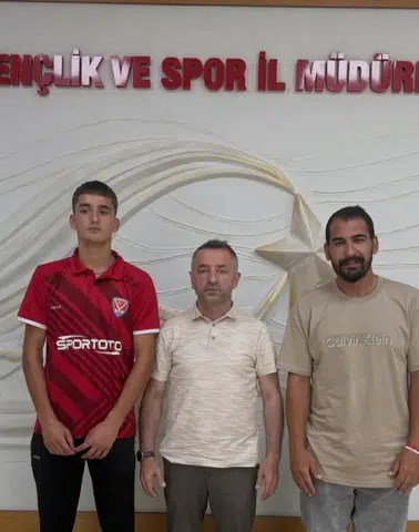 Rizeli Milli Sporcu Ramazan Kulaber Avrupa Şampiyonluğu Sonrası İl Müdürü Öztürk'ü Ziyaret Etti