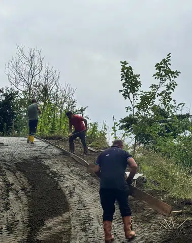 Beşikdüzü Belediyesi'nden Mahallelere Hizmet Atağı: Yol Betonlama ve Kanal Temizliği Çalışmaları Sürüyor