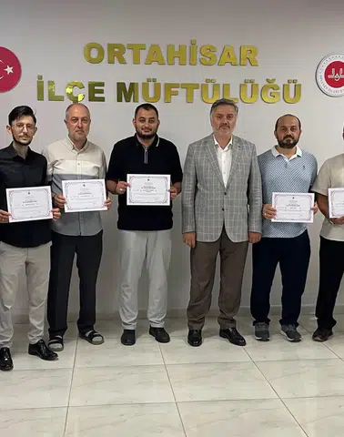 Ortahisar Müftülüğü'nde Etkili Hutbe Sunumu Eğitimini Tamamlayan Personele Belge Verildi