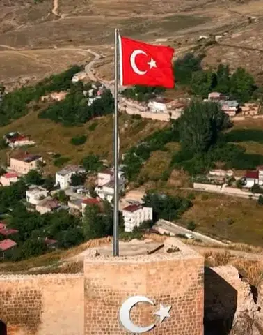 Bayburt Kalesi’nde Şanlı Türk Bayrağı Yenilendi