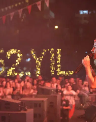 Arhavi’de Festival Coşkusu Zirveye Ulaştı: Merve Özbey Geceye Damga Vurdu