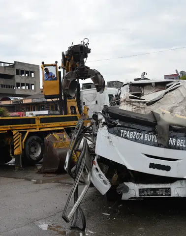 Trabzon Büyükşehir’in Hurdaya Çıkan 37 Aracı Ekonomiye Kazandırıldı