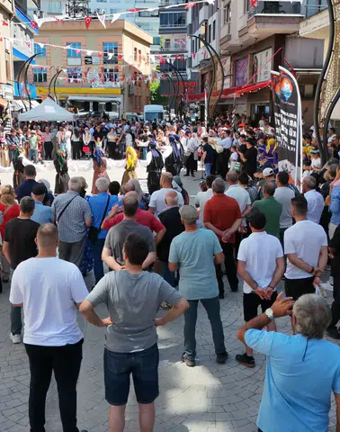 Arhavi Sokaklarında Kültürlerin Dansı Renkli Görüntülere Sahne Oldu