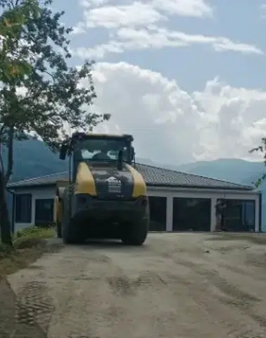 Maçka Yeniköy Mahallesi’nde Kuru Beton Yol Çalışması Sürüyor