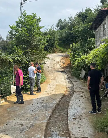 Güneysu'nda Yol ve Altyapı Çalışmaları Üç Mahallede Sürüyor