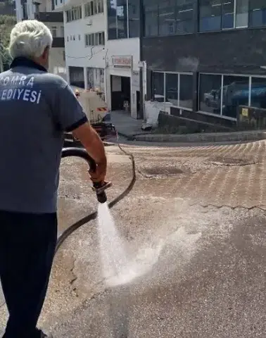 Yomra'da Temizlik Seferberliği Sürüyor: Ekipler İlçe Genelinde Sahada