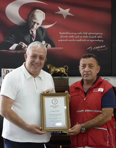 Artvin Belediye Başkanı Bilgehan Erdem'e Kızılay'dan Bronz Madalya