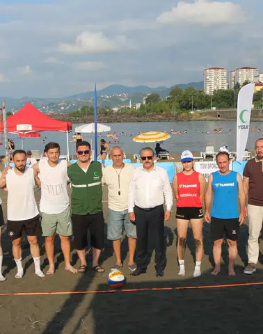 Vakfıkebir'de Plaj Voleybolu Heyecanı Başladı: 10 Takım Şampiyonluk İçin Mücadele Ediyor