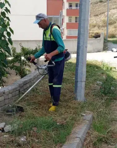 Oltu’da Park ve Bahçeler Ekipleri Sahada: Yabani Ot Temizliği Aralıksız Sürüyor