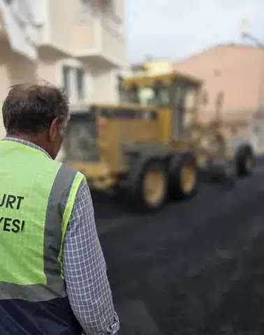 Bayburt'ta Helva Sokak'ta Asfalt Serimi Başladı, Dörtyol'a Öğrenciler İçin Dolmuş Durağı Yapılıyor