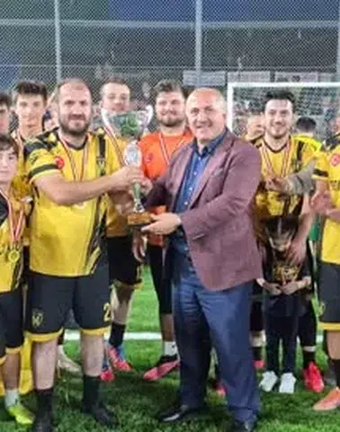 Derecik Köyü’nde Futbol Turnuvası Heyecanı: Şampiyon Kupa Sevinci Yaşadı