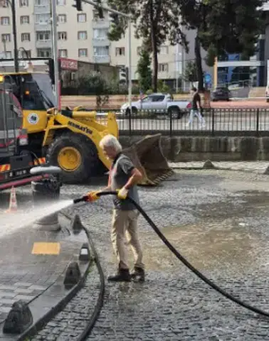 Yomra’da Sağanak Yağış Sonrası Ekipler Sahaya İndi