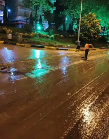 Arsin Belediyesi'nden Yağış Sonrası Kapsamlı Temizlik Çalışması