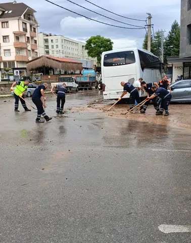 Trabzon’da sağanak sonrası Büyükşehir ekipleri seferber oldu
